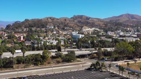 Eine-Drohnenantenne-Der-Südkalifornischen-Strandstadt-Ventura-Kalifornien-Mit-Autobahnvordergrund-und-Berghintergrund
