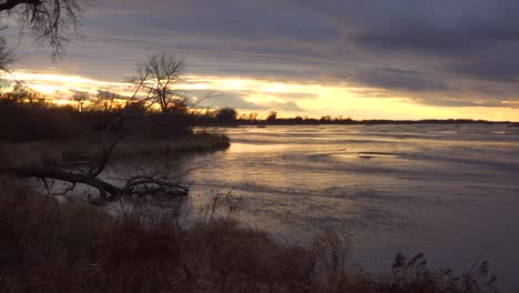Establishing-shot-of-the-Platte-River-in-golden-light-in-central-Nebraska-near-Kearney-2