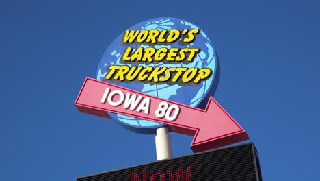 Schild-Zeigt-Den-Größten-Truckstop-Der-Welt-Auf-Der-Iowa-Interstate-80-An