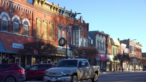 The-quaint-all-American-street-in-Pella-Iowa-with-traditional-storefronts