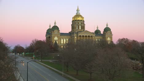 The-State-capital-building-in-Des-Moines-Iowa-at-dusk-1