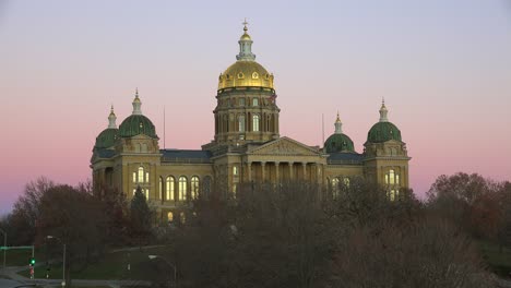 The-State-capital-building-in-Des-Moines-Iowa-at-dusk-2