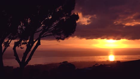 Ein-Schöner-Sonnenuntergang-Im-Zeitraffer-Des-Pazifischen-Ozeans-In-Der-Nähe-Von-Ventura-Kalifornien