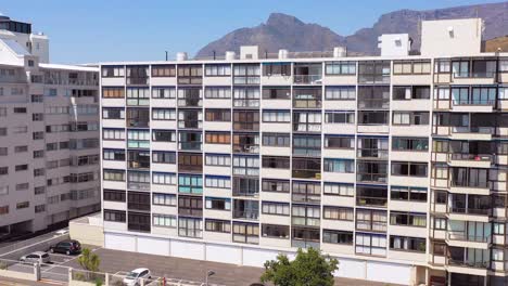Guter-Aufsteigender-Schuss-über-Städtische-Wohnungen,-Um-Die-Stadt-Kapstadt-Südafrika-Mit-Dem-Kapetwon-stadion-Im-Vordergrund-Zu-Enthüllen