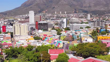 Antena-Sobre-El-Colorido-Barrio-De-Bo-Kaap-Cape-Town-Y-El-Centro-De-La-Ciudad-De-Sudáfrica