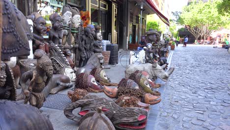 Afrikanische-Stammes-Kunstmasken-Und-Souvenirs-Werden-In-Einem-Geschäft-In-Der-Innenstadt-Von-Kapstadt-Südafrika-Verkauft