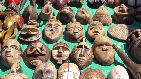 Máscaras-De-Arte-Tribal-Africano-Y-Recuerdos-Se-Venden-En-Tiendas-En-El-Centro-De-Ciudad-Del-Cabo,-Sudáfrica-3