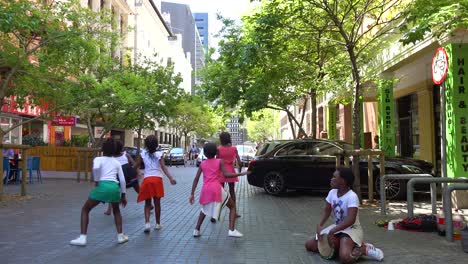 Los-Niños-Negros-Bailan-En-Las-Calles-Del-Centro-De-Ciudad-Del-Cabo,-Sudáfrica