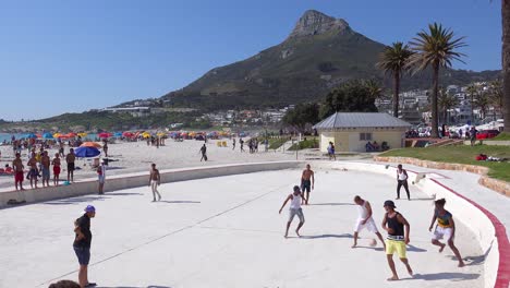 Afrikaner-Spielen-Fußball-Auf-Einem-Kleinen-Außenplatz-In-Der-Nähe-Des-Strandes-Von-Camps-Bay-Cape-Town-South-Africa