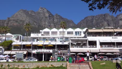 Die-Promenade-Von-Camps-Bay-Kapstadt-Südafrika-Mit-Tafelberghintergrund