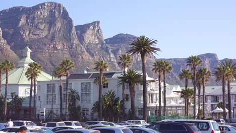 Die-Zwölf-Apostelberge-Und-Der-Tafelberg-überragen-Hotels-Und-Wohnungen-In-Camps-Bay-Kapstadt-Südafrika