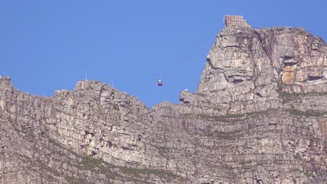 Eine-Seilbahn-Fährt-Zum-Tafelberg-Mit-Blick-Auf-Kapstadt-Südafrika-South