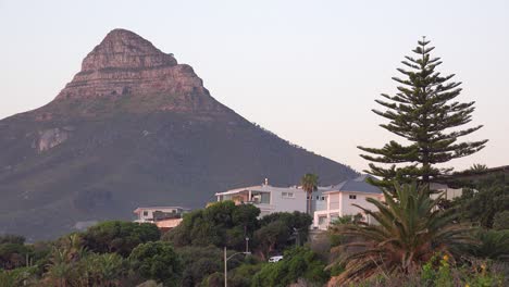 Schöne-Häuser-Säumen-Die-Klippen-Bei-Camps-Bay-Cape-Town-Südafrika-Mit-Lion&#39;s-Head-Peak-Hintergrund
