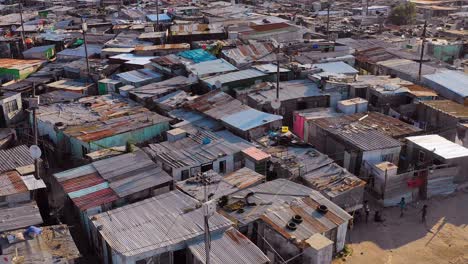 Antenne-über-Baufälligen-Blechdächern-Von-Gugulethu,-Einem-Der-Verarmten-Slums,-Ghetto-Oder-Townships-Von-Südafrika-2