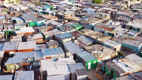 Antenne-über-Baufälligen-Blechdächern-Von-Gugulethu,-Einem-Der-Verarmten-Slums,-Ghetto-Oder-Townships-Von-Südafrika-3