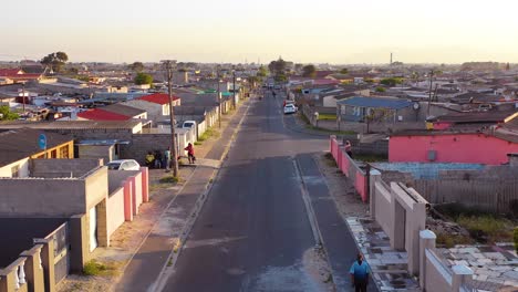 Antenne-über-Straßenszene-In-Township-Von-Südafrika-Mit-Menschen,-Die-Auf-Straßen-Gehen