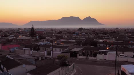 Antena-Espectacular-Sobre-El-Municipio-De-Sudáfrica,-Pobreza-Enorme-Y-Chozas-Destartaladas-En-La-Noche-O-Al-Anochecer