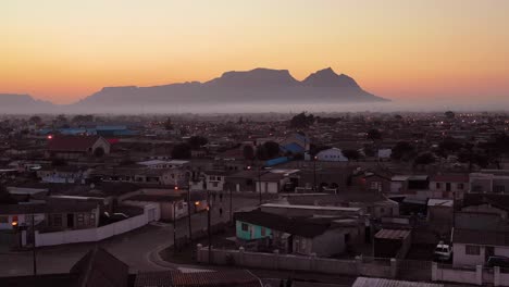Spektakuläre-Luftaufnahmen-über-Township-In-Südafrika-Riesige-Armut-Und-Baufällige-Hütten-Bei-Nacht-Oder-Dämmerung-1