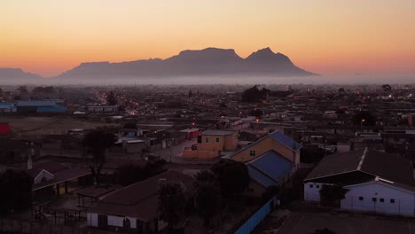 Spektakuläre-Luftaufnahmen-über-Township-In-Südafrika-Riesige-Armut-Und-Baufällige-Hütten-Bei-Nacht-Oder-Dämmerung-2