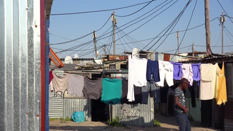 Aufbauaufnahmen-Eines-Typischen-Townships-In-Südafrika-Gugulethu-Mit-Blechhütten-und-Armut