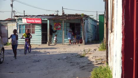 Establishing-Shots-Eines-Typischen-Townships-In-Südafrika-Gugulethu-Mit-Blechhütten-Und-Armut-1