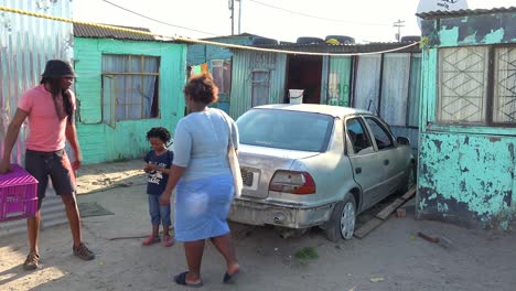 Leben-In-Einem-Typischen-Township-In-Südafrika-Gugulethu-Mit-Blechhütten-Arme-Leute-Und-Armut