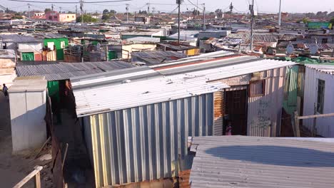 Schwenk-über-Die-Dächer-Eines-Typischen-Townships-In-Südafrika-Gugulethu-Mit-Blechhütten-Arme-Leute-Und-Armut-1