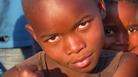 Schöne-Afrikanische-Gesichter-Von-Kindern-In-Der-Gemeinde-Gugulethu-In-Südafrika