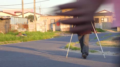 Un-Discapacitado-Discapacitado-O-Lisiado-Camina-En-Las-Calles-Asoladas-Por-La-Pobreza-Del-Municipio-De-Gugulethu-En-Sudáfrica