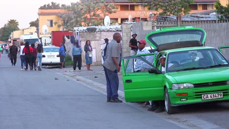 Menschen,-Fußgänger-und-Autos-Auf-Den-Belebten-Straßen-Der-Innenstadt-Eines-Südafrikanischen-Township-Ghettos-Oder-Slum-gugulethu