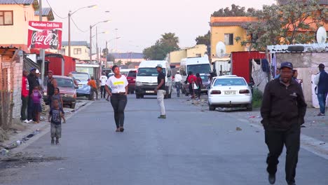Menschen-Fußgänger-Und-Autos-Auf-Den-Belebten-Straßen-Der-Innenstadt-Eines-Südafrikanischen-Township-Ghettos-Oder-Slum-Gugulethu-1