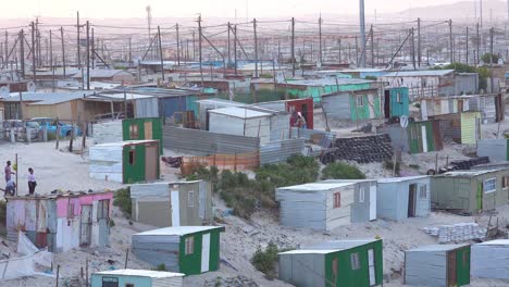 Gute-Einspielung-Der-Riesigen-Ländlichen-Townships-Südafrikas-Mit-Blechhütten-Slums-Armut-und-Arme-Leute