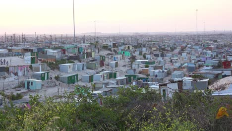 Gute-Einspielung-Der-Riesigen-Ländlichen-Townships-Südafrikas-Mit-Blechhütten-Slums-Armut-Und-Arme-Leute-1
