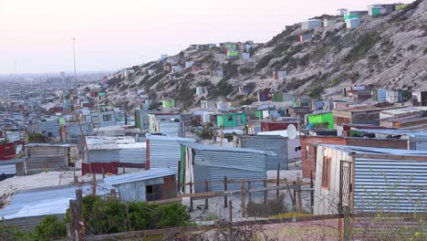 Gute-Einspielung-Der-Riesigen-Ländlichen-Townships-Südafrikas-Mit-Blechhütten-Slums-Armut-Und-Arme-Leute-2