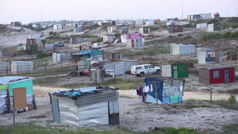 Gute-Einspielung-Der-Riesigen-Ländlichen-Townships-Südafrikas-Mit-Blechhütten-Slums-Armut-Und-Arme-Leute-4