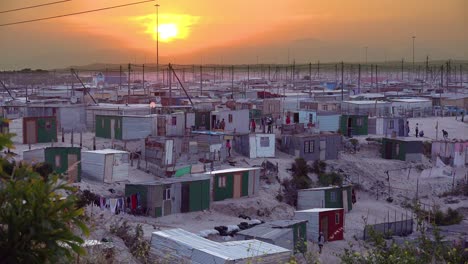 Sehr-Gute-Sonnenuntergangs--Oder-Sonnenaufgangsaufnahme-Der-Riesigen-Ländlichen-Townships-Südafrikas-Mit-Blechhütten-Slums-Armut-Und-Arme-Leute