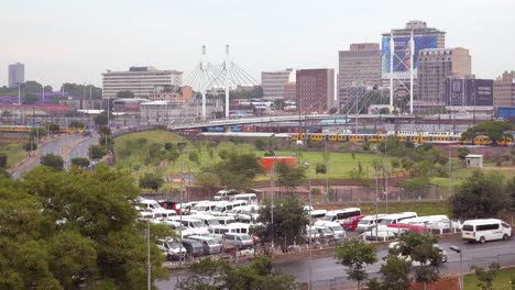 Aufnahme-Von-Johannesburg-In-Südafrika-Mit-Nelson-Mandela-Bridge-Und-Personenzug-Vordergrund-1