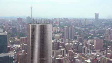 Buen-ángulo-Alto,-Tiro-De-Establecimiento-Del-Distrito-De-Negocios-Del-Centro-De-Johannesburgo,-Sudáfrica-2