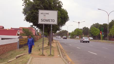 Ein-Schild-Begrüßt-Die-Besucher-Der-Südafrikanischen-Township-Soweto