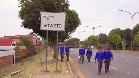 Ein-Schild-Begrüßt-Die-Besucher-Der-Südafrikanischen-Township-Soweto-1
