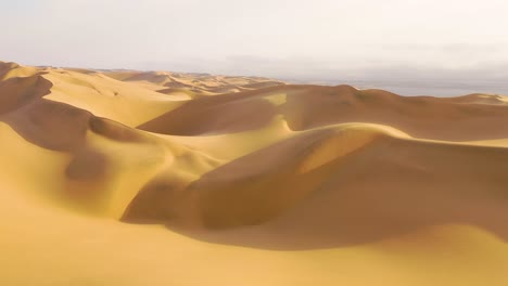 Impresionante-Toma-Aérea-Sobre-Las-Vastas-Dunas-De-Arena-Del-Desierto-De-Namib-A-Lo-Largo-De-La-Costa-De-Los-Esqueletos-De-Namibia