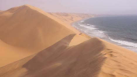 Starker-Wind-Weht-über-Die-Erstaunlichen-Sanddünen-Der-Namib-Wüste-Entlang-Der-Skelettküste-Namibias-7