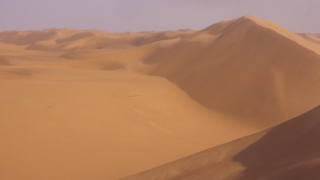 Starker-Wind-Weht-über-Die-Erstaunlichen-Sanddünen-Der-Namib-Wüste-Entlang-Der-Skelettküste-Namibias-8
