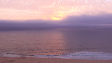 Stimmungsvoller-Sonnenuntergang-Im-Nebel-Entlang-Der-Skelettküste-Namibias