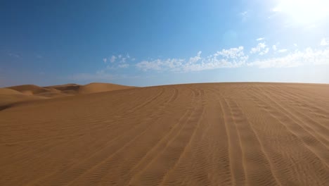 Pov-Aufnahme-Von-Der-Vorderseite-Eines-Safari-Fahrzeugs,-Das-Sich-Durch-Tiefen-Sand-Und-Dünen-In-Der-Namib-Wüste-Von-Namibia-Bewegt