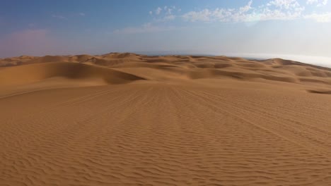 Pov-Aufnahme-Von-Der-Vorderseite-Eines-Safari-Fahrzeugs,-Das-Sich-Durch-Tiefen-Sand-Und-Dünen-In-Der-Namib-Wüste-Von-Namibia-Bewegt-1