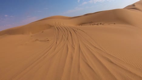Pov-Aufnahme-Von-Der-Vorderseite-Eines-Safari-Fahrzeugs,-Das-Sich-Durch-Tiefen-Sand-Und-Dünen-In-Der-Namib-Wüste-Von-Namibia-Bewegt-2