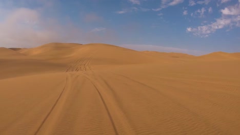 Pov-Aufnahme-Von-Der-Vorderseite-Eines-Safari-Fahrzeugs,-Das-Sich-Durch-Tiefen-Sand-Und-Dünen-In-Der-Namib-Wüste-Von-Namibia-Bewegt-3