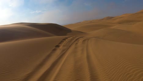 Pov-Aufnahme-Von-Der-Vorderseite-Eines-Safari-Fahrzeugs,-Das-Sich-Durch-Tiefen-Sand-Und-Dünen-In-Der-Namib-Wüste-Von-Namibia-Bewegt-4