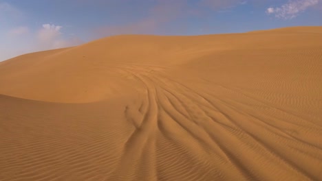 Pov-Filmado-Desde-La-Parte-Delantera-De-Un-Vehículo-De-Safari-Que-Se-Mueve-A-Través-De-Arena-Profunda-Y-Dunas-En-El-Desierto-De-Namib-En-Namibia-5